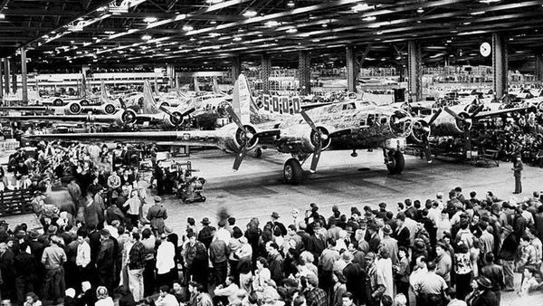 Foto Jadul Pabrik Boeing yang Disembunyikan