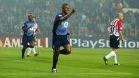 Gilberto Silva datang ke Arsenal pada 2002. Dia dikenal sebagai salah satu pemain tengah terkuat di Arsenal. (Foto: Ben Radford/Getty Images)