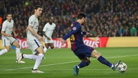 Tapi posisi Barcelona langsung jadi jauh lebih baik ketika Messi sudah membawa mereka unggul di menit ketiga. Bintang asal Argentina itu mencetak gol dari sudut sempit, menaklukkan Thibaut Courtois dengan sepakan yang melewati kolong kaki sang kiper. (Foto: Susana Vera/Reuters)