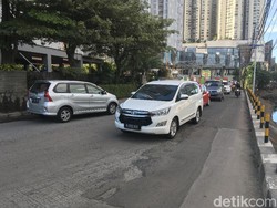 Perempuan Pengendara Mercy Tabrak Polisi karena Kaget Disetop