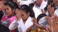 Potret Umat Hindu Ikuti Upacara Melasti di Pantai Padanggalak