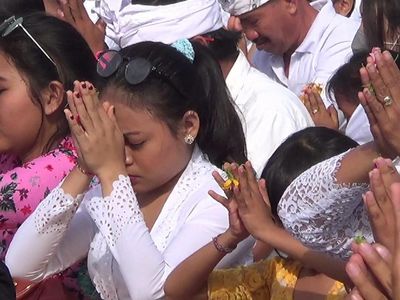 Potret Umat Hindu Ikuti Upacara Melasti di Pantai Padanggalak