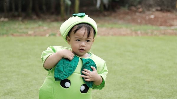 Makin Besar, Putra Tya Ariestya Ini Makin Menggemaskan