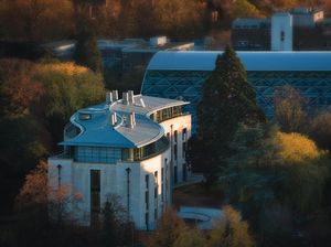 Gedung Unik di Inggris Untuk Kenang Jasa Stephen Hawking Gedung Unik di Inggris Untuk Kenang Jasa Stephen Hawking