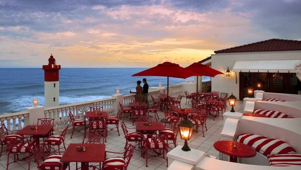 10 Rooftop Bar di Dunia yang Punya Pemandangan Spektakuler