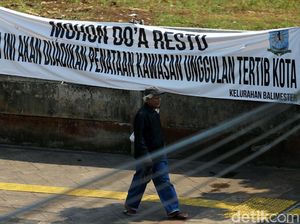 Foto: PKL Kawasan Jatinegara Masih Jualan di Trotoar