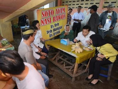 Sebelum Ditahan KPK, Ini Gaya Setya Novanto Nikmati Makanan