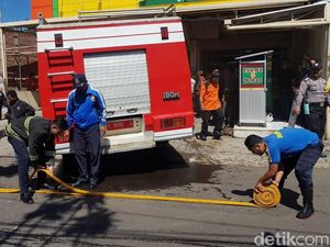 Korsleting Diduga Pemicu Kebakaran Minimarket di Sukabumi