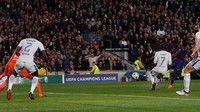 Saat Chelsea baru mulai menikmati momen-momen menekan Barcelona, mereka kembali kebobolan. Kesalahan Cesc Fabregas membuat Messi merebut bola dan mengoper ke Ousmane Dembele. Dembele menyarangkan bola ke gawang Chelsea dengan tembakan keras. (Foto: Lee Smith/Action Images via Reuters)