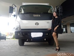 Truk 7 Ton dari India Mengaspal di Makassar