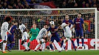 Chelsea bukannya tanpa peluang. Salah satu kesempatan terbaik The Blues adalah dari bola mati tak jauh di depan kotak penalti Barcelona. Eksekusi Marcos Alonson hanya mengenai tiang gawang. (Foto: Lee Smith/Action Images via Reuters)