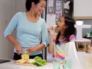 Ini 10 Bukti Dewi Dee Lestari Suka Ngopi dan Jago Masak