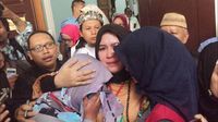 Foto: Tangis Bahagia Asma Dewi Divonis Ringan di Kasus Penghinaan