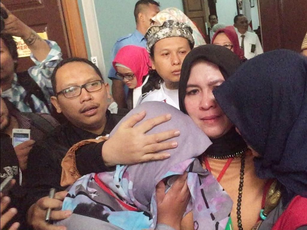 Foto: Tangis Bahagia Asma Dewi Divonis Ringan di Kasus Penghinaan Foto: Tangis Bahagia Asma Dewi Divonis Ringan di Kasus Penghinaan