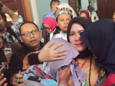 Foto: Tangis Bahagia Asma Dewi Divonis Ringan di Kasus Penghinaan