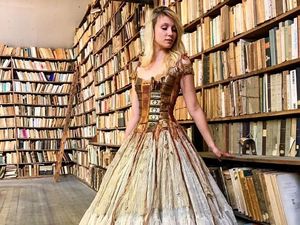 Foto: Unik Banget, Gaun Indah Ini Terbuat dari Sampul Buku Kuno