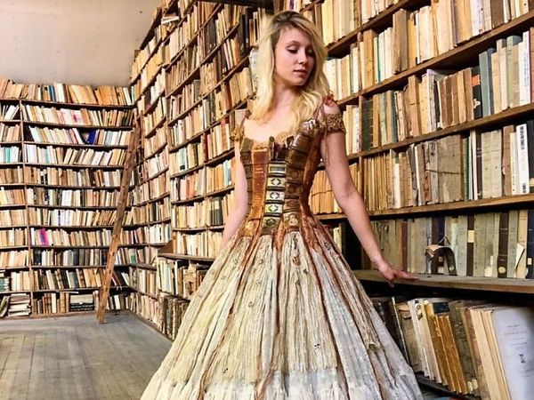 Foto: Unik Banget, Gaun Indah Ini Terbuat dari Sampul Buku Kuno