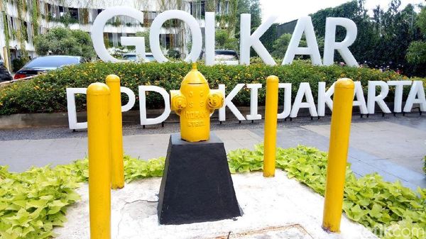 Penampilan Beda Fire Hydrant Kuning di Depan Kantor Golkar DKI