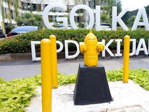 Penampilan Beda Fire Hydrant Kuning di Depan Kantor Golkar DKI