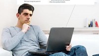 Meme lain memperlihatkan gambar editan mengenai Courtois yang sedang serius mempertimbangkan beli jaring pengaman tersebut di situs belanja. (Foto: Internet/Twitter)