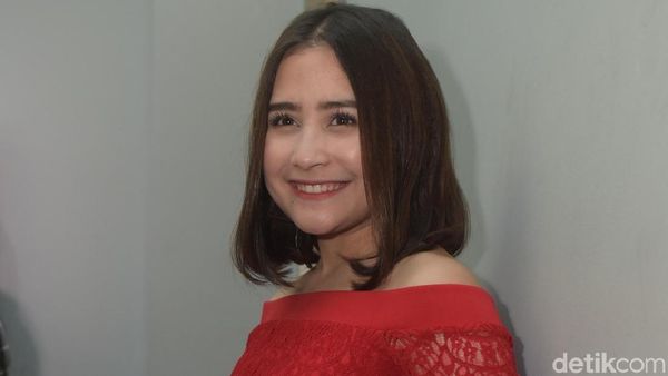 Gaya Simple Prilly Latuconsina