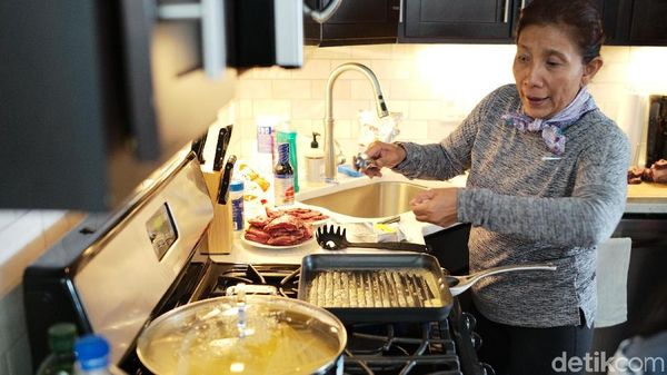 Ketika Menteri Susi Asik Membuat Steak dan Fettucini