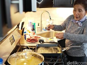 Saat Menteri Susi Asyik Membuat Steak dan Fettucini