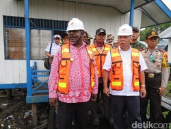 Di Asmat, Menteri Basuki Diminta Warga Permak Lapangan Voli