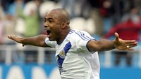 Penyerang Dynamo Kiev Diogo Rincon memberi timnya start sempurna dengan mencetak gol ke gawang Fenerbahce saat laga berjalan 24 detik di kualifikasi Liga Champions 2006/2007. Foto: SERGEI SUPINSKY / AFP PHOTO