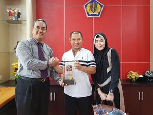 Bu Dendy Dampingi Suami Lapor SPT di Kantor Pajak