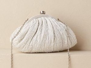 5 Clutch Cantik untuk Dikenakan Pengantin di Hari Pernikahan