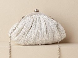 5 Clutch Cantik untuk Dikenakan Pengantin di Hari Pernikahan