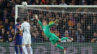 Di penghujung pertandingan, Chelsea sempat punya kans bagus dari sepak pojok. Sundulan Antonio Ruediger meluncur ke arah gawang, untuk kemudian bola memantul mistar dan kembali ke lapangan permainan. (Foto: Albert Gea/REUTERS)