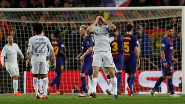 Marcos Alonso gagal mencetak gol dari tendangan bebas pada akhir babak pertama di leg kedua perdelapan final Liga Champions kontra Barcelona.