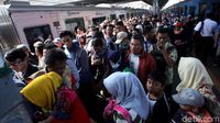 Mengintip Kepadatan Stasiun Tanah Abang