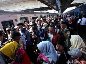 Mengintip Kepadatan Stasiun Tanah Abang