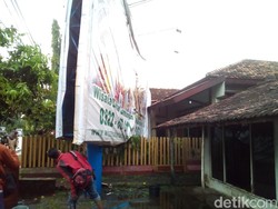 Baliho Raksasa Ambruk Timpa 2 Rumah di Kudus