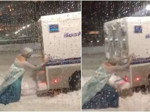Viral Aksi Elsa Frozen Dorong Mobil Polisi di Tengah Salju
