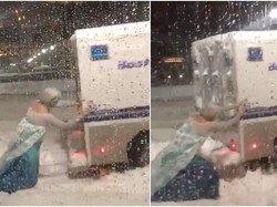 Viral Aksi Elsa Frozen Dorong Mobil Polisi di Tengah Salju