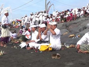Melasti, Puluhan Ribu Umat Hindu Sembahyang di Pantai