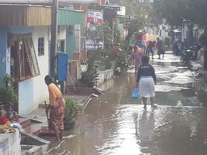 Banjir Surut, Warga Bojonegoro Mulai Bersih-bersih Rumah