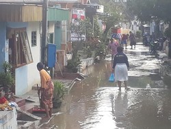 Banjir Surut, Warga Bojonegoro Mulai Bersih-bersih Rumah