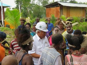 Tiba di Asmat Disambut Tarian Adat, Menteri Basuki Ikut Bergoyang
