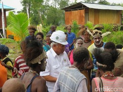 Tiba di Asmat Disambut Tarian Adat, Menteri Basuki Ikut Bergoyang