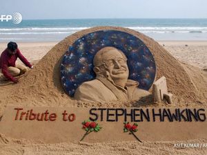Foto: Sosok Stephen Hawking Dikenang Lewat Pasir Foto: Sosok Stephen Hawking Dikenang Lewat Pasir