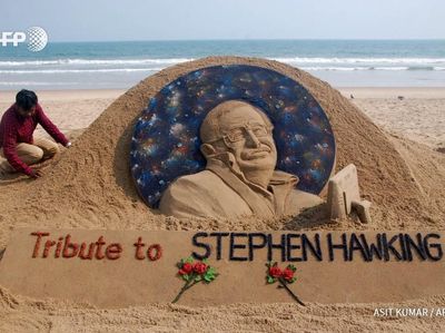 Foto: Sosok Stephen Hawking Dikenang Lewat Pasir