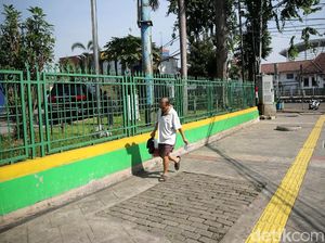 Cliiing... Bersihnya Trotoar di Depan Pasar Akik Rawa Bening