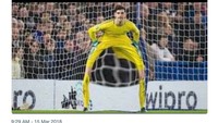 Meme ledekan ini menduga-duga seperti apa pandangan Messi ketika melihat kolong kaki Courtois. (Foto: Internet/Twitter)
