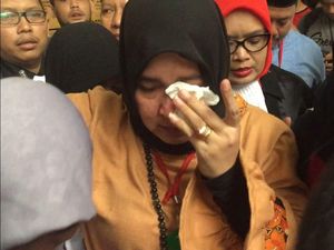 Ekspresi Emosional Asma Dewi Saat Divonis 5 Bulan Ekspresi Emosional Asma Dewi Saat Divonis 5 Bulan