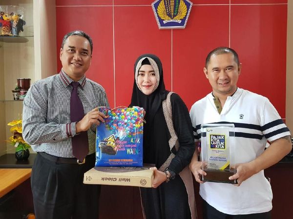 Cantiknya Bu Dendy Temani Suami Lapor Pajak